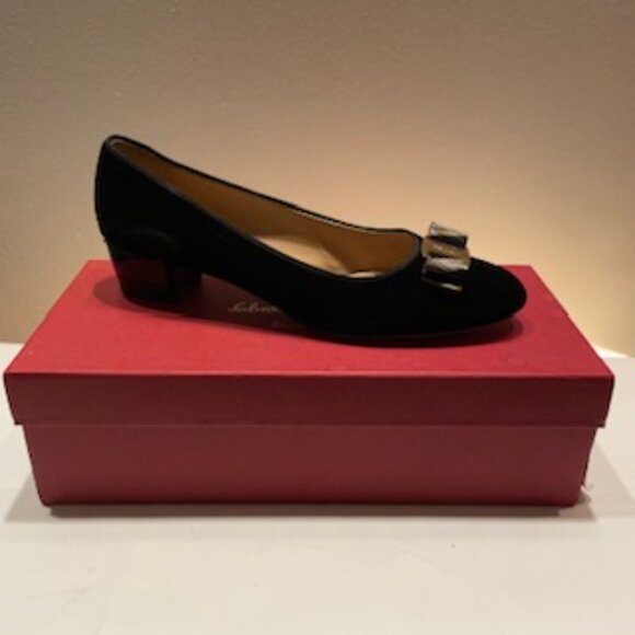 Salvatore Ferragamo Vara Bow Pumps Luxurious Black Velvet Upper 8.5B - Picture 3 of 12
